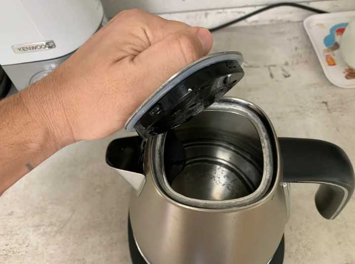 Как очистить электрический чайник от налета и накипи: обзор средств