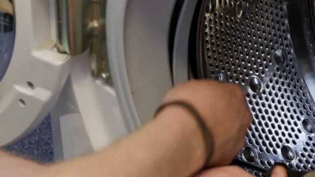 Как достать предмет из барабана стиральной машины: пошаговая инструкция