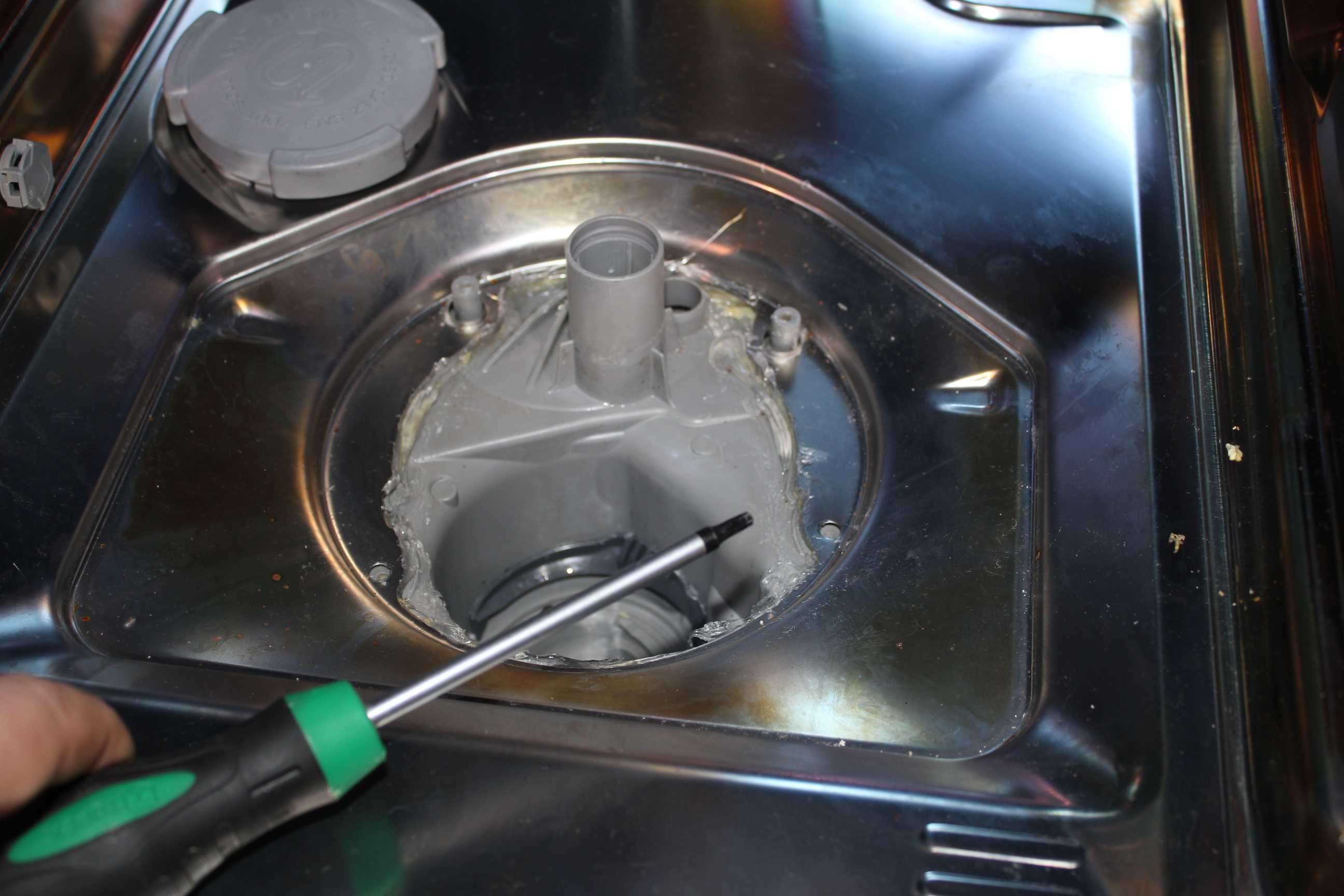 20 причин, почему течёт посудомоечная машина и как устранить протечку