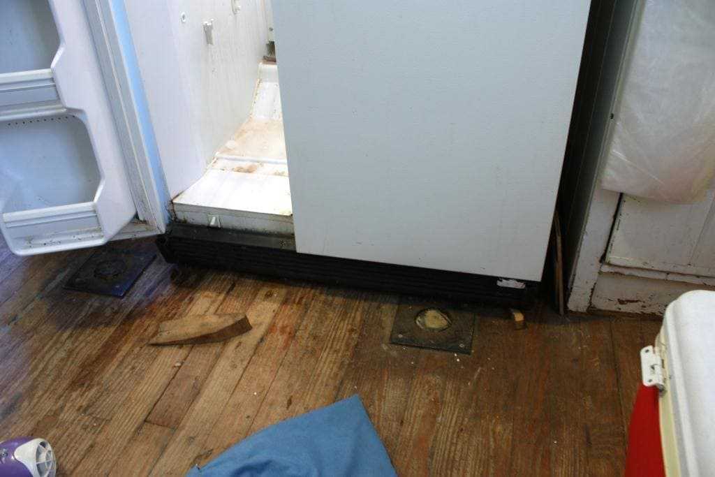 Течет холодильник снизу и внутри, почему, что делать