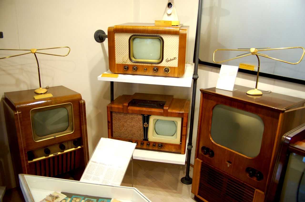 Первые телевизоры россии. Первый телевизор. Первый Советский телевизор. Первыйтелефизор. Первый электронный телевизор.