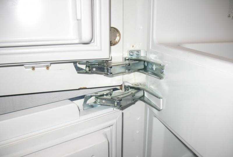 Регулировка двери холодильника