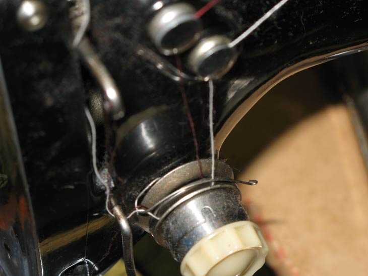 Подольская швейная машинка натяжитель верхней нити. Швейная машинка рвет верхнюю нить Чайка 132м. Регулятор натяжения верхней нити Подольской швейной машинки. Натяжитель нити швейной машины Зингер.