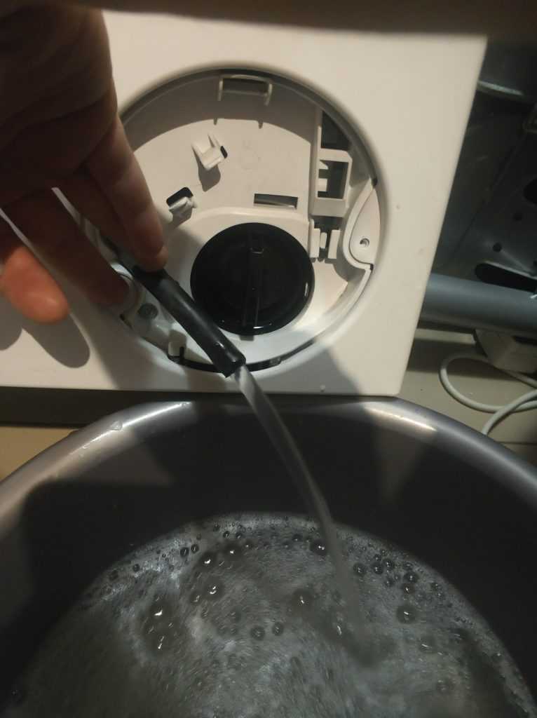 Причина не стирает не набирает воду. Слить воду со стиральной машины.