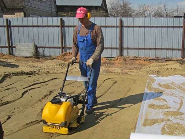 Работа виброплитой: трамбовка песка, уплотнение щебня, укладка тротуарной плитки