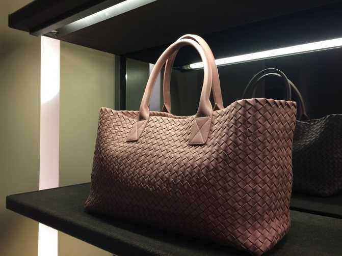 Ботега. Bottega Veneta сумки 2021. Бренд Боттега Венета сумки. Боттега Венета сумки женские. Сумка Боттега Боттега.