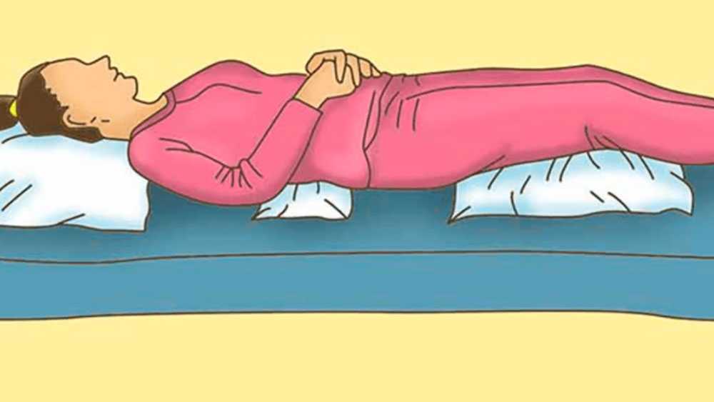Суставы болят спать. Поза для сна для позвоночника. Правильная поза лежа на спине. Поза сна на спине. Позы для сна при больной пояснице.