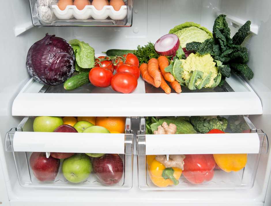 Обьясните почему скоропортящиеся продукты хранят в холодильнике?