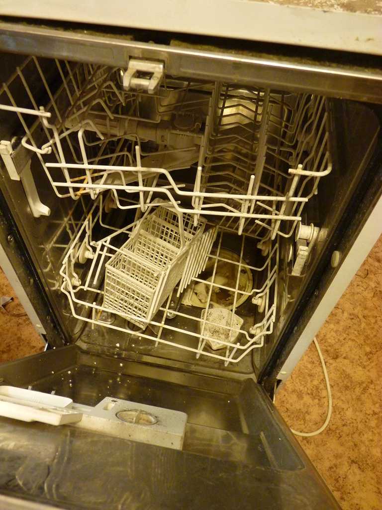 Посудомоечная машина течет из под дверцы: что делать