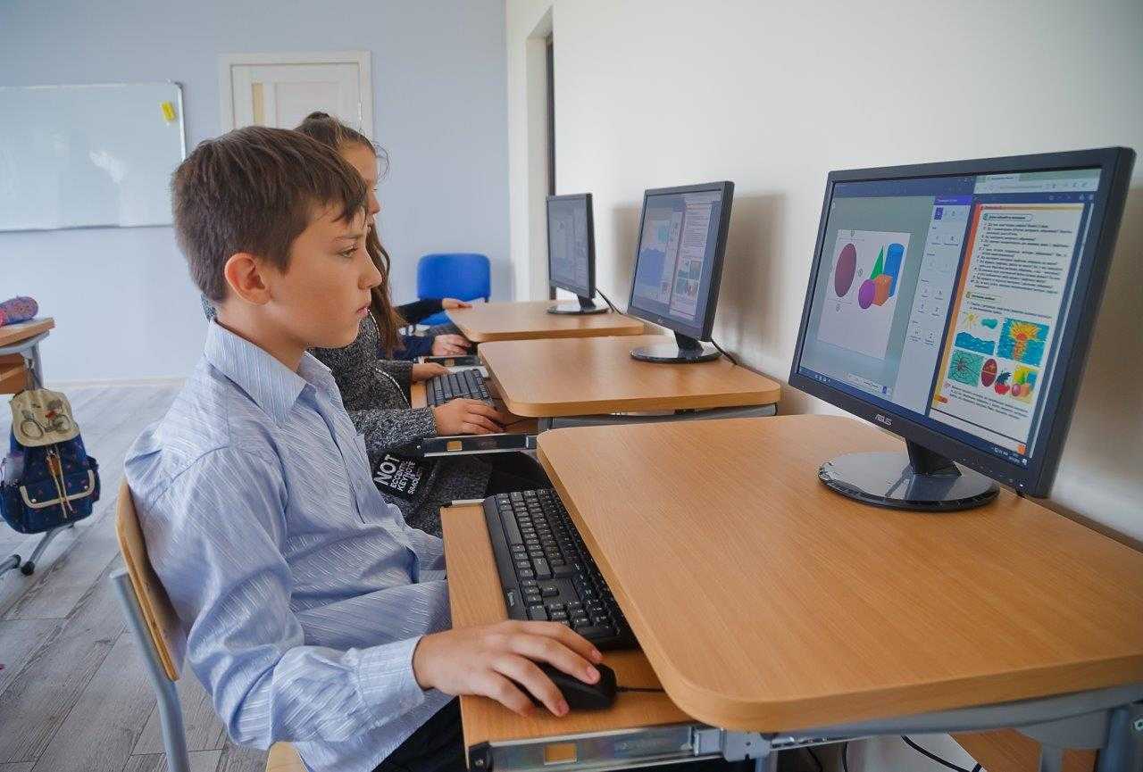 Российская школа информатика. Компьютерные классы в школах. Компьютер для школьника. Компьютер в школе. Компьютерное оборудование для школ.
