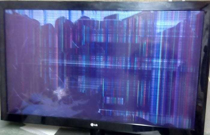 Трещина экрана телевизора. Разбитый телевизор. Сломанный экран телевизора. ЖК телевизор разбитый экран. ЖК телевизор трещина на экране телевизора.
