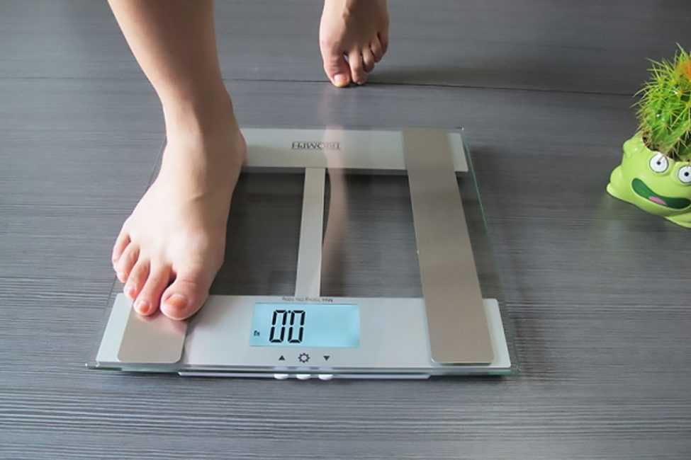 Почему электронные весы показывают разный вес: основные причины