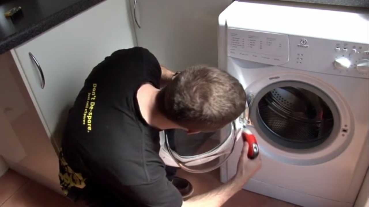 Гудит стиральная машина при стирке. Ремонт стиральной машины Занусси своими руками. Фото на фоне дверцы от стиральной. Можно ли поменять дверцу на стиральной машине в другую сторону. Делать если стиральная дверь застряла.