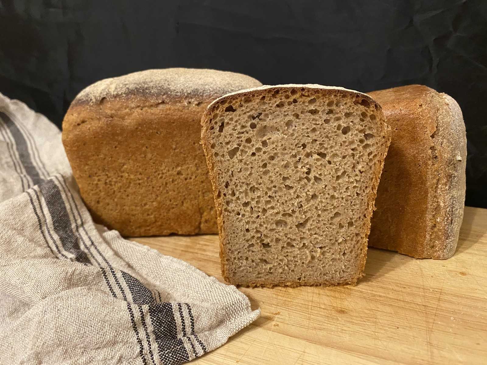 Черный хлеб простой рецепт. Пшеничный хлеб. Хлеб на закваске в хлебопечке. Хлеб пшеничный из муки высшего сорта. Пшеничный хлеб на закваске.