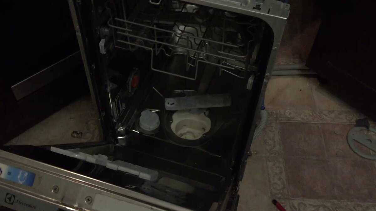 Из посудомоечной машины течет вода — снизу, под дверцей