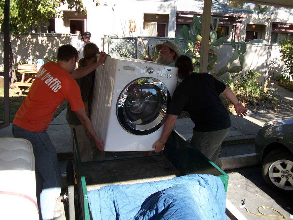Как перевозить стиральную машину: лежа или вертикально