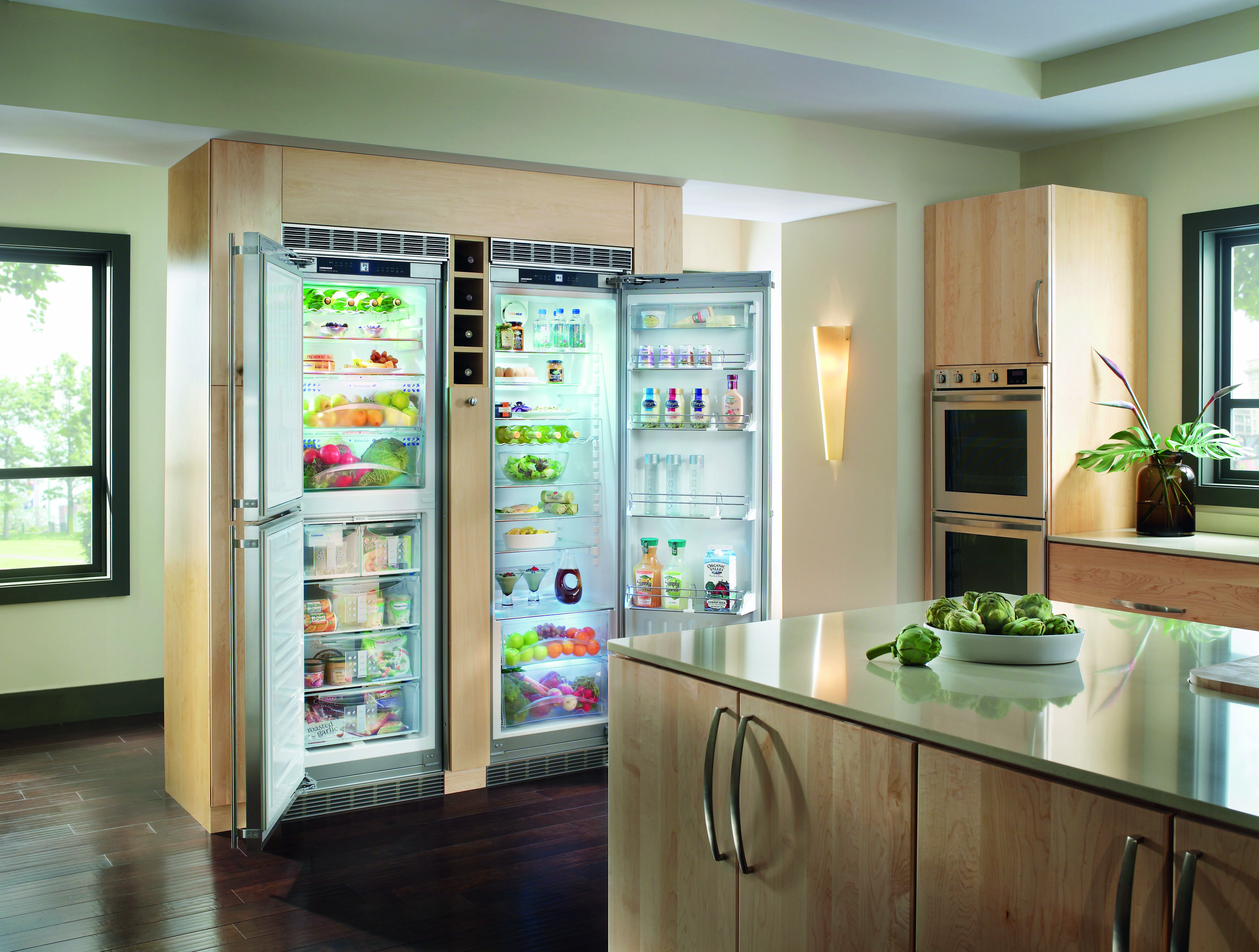 Можно ли встроить обычный холодильник в кухонный шкаф?