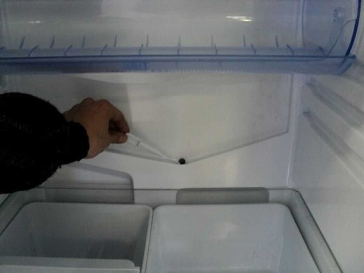 Чистка дренажного отверстия в холодильнике своими руками