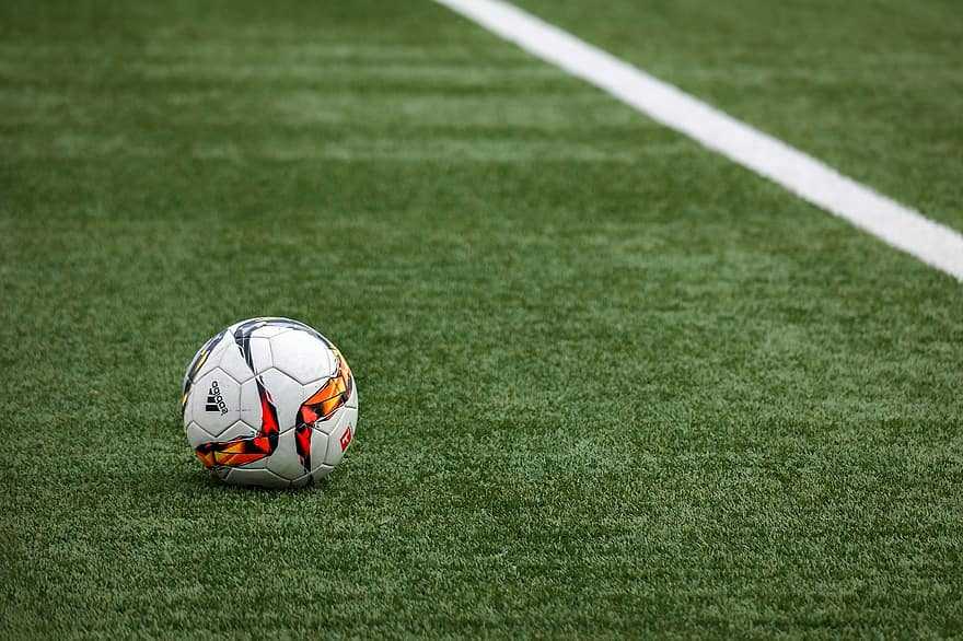 Лучшие футбольные мячи для улицы и зала на 2021 год, их достоинства и недостатки