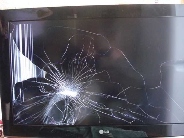 Починить разбитый телевизор. Разбитый монитор самсунг с24. Разбитый телевизор самсунг 55 дюймов. Лж ТВ разбит экран. Матрица на телевизор самсунг 55 сломалась.