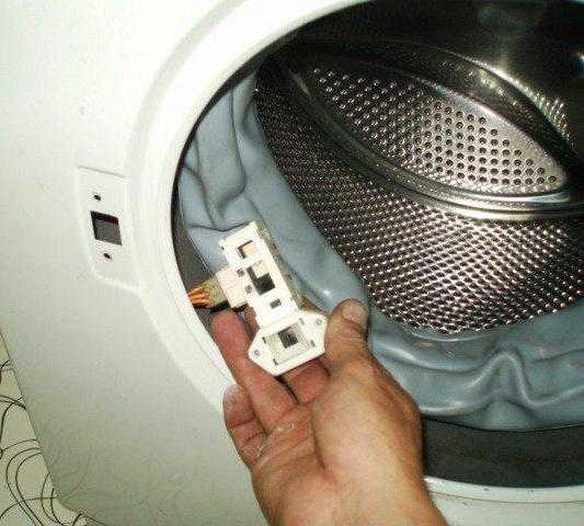 Почему стиральная машина набирает воду и сразу сливает?